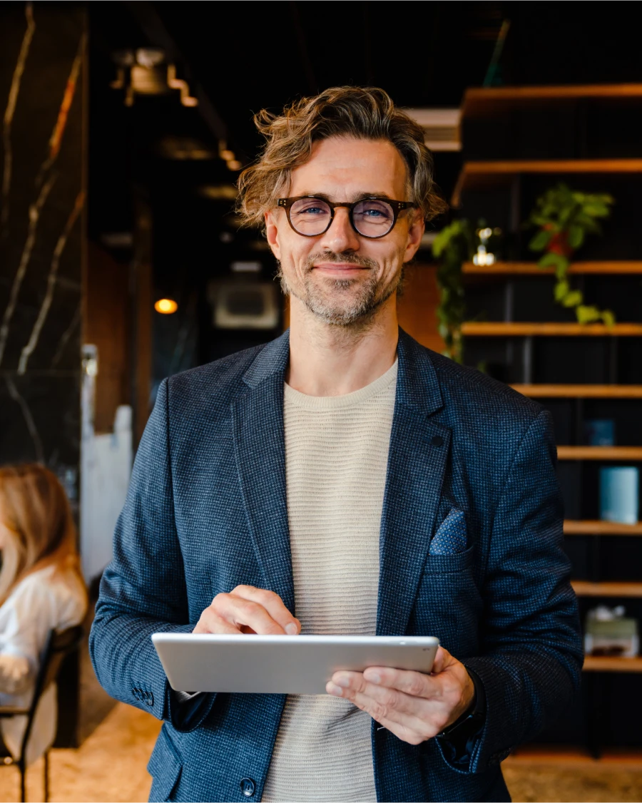 Persona haciendo compra y venta de divisas: Facilidad y seguridad en operaciones cambiarias